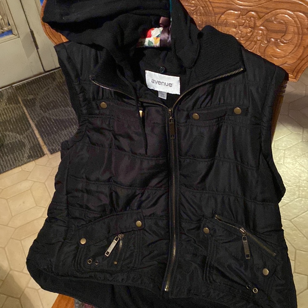 Avenue zip front utility vest with two working pockets on front bottom